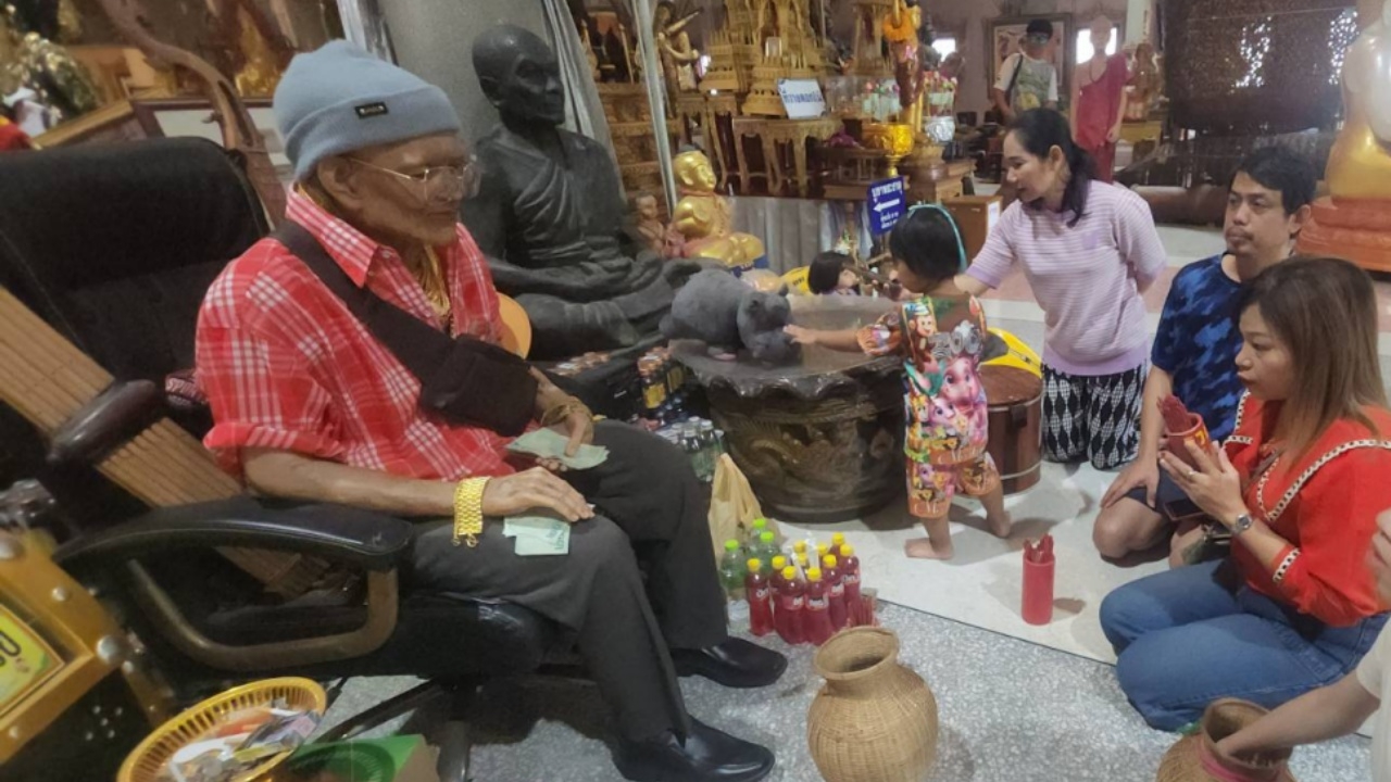 "ตาทองงิ้วราย" ให้โชค สาวติดใจพาครอบครัวมาแก้บน ไม่พลาดเลขเด็ดลุ้นงวด 1/7/68