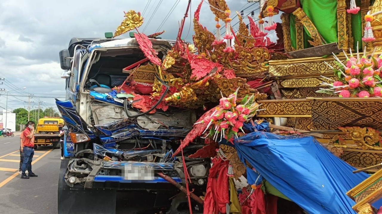 ไปไม่ถึงงานบุญบั้งไฟ รถประกวดเจอพ่วงเสยท้าย ตาย 1 เจ็บ 2 