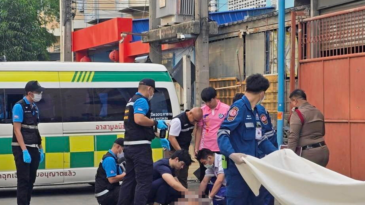 โชเฟอร์สิบล้อหัวร้อน แทงดับ คนขับรถบรรทุกหกล้อ หนีข้ามจังหวัด ก่อนดอดมอบตัวตำรวจ