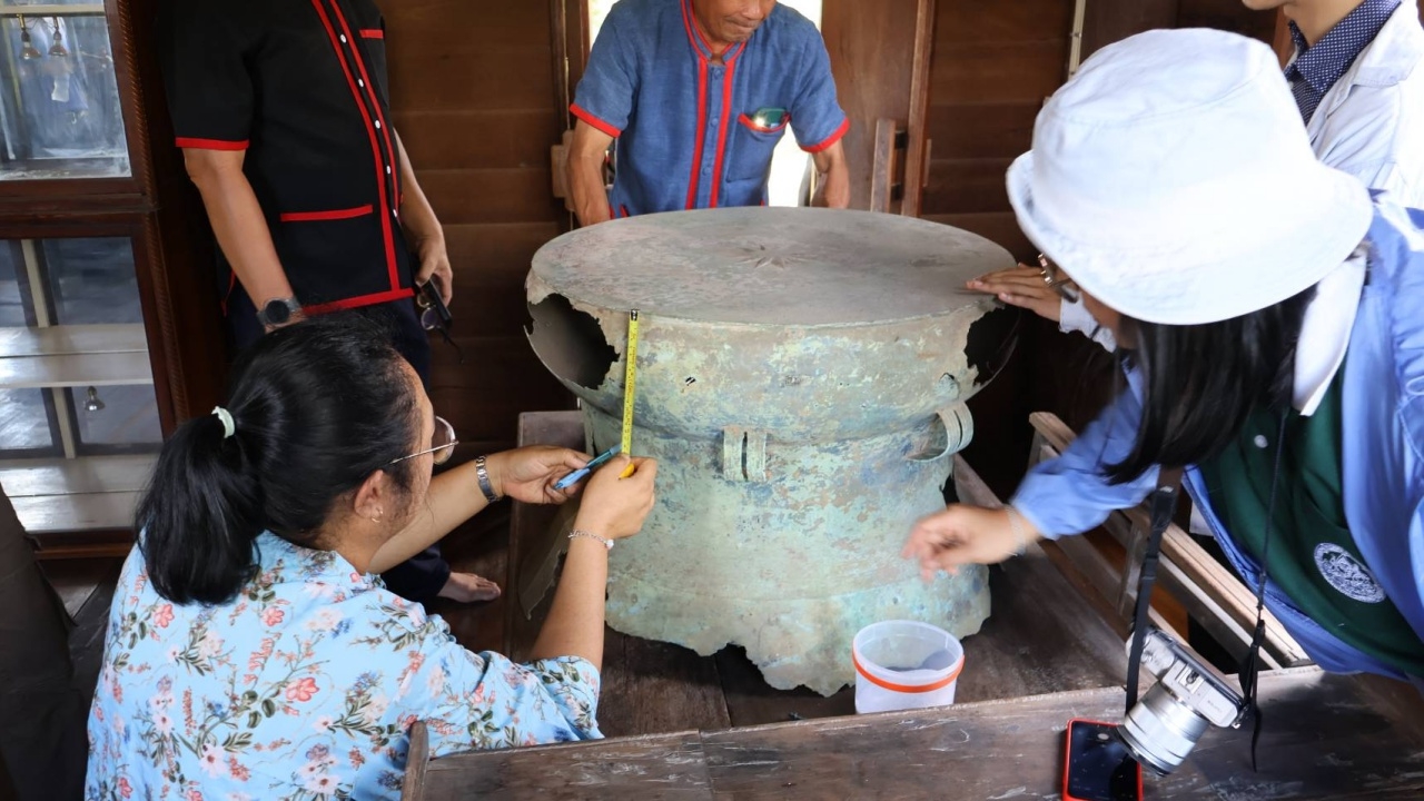 ฮือฮาพบ "กลองมโหระทึก" ยุคโบราณหายาก กลางทุ่งนา จ.สกลนคร อายุราว 2,500 ปี