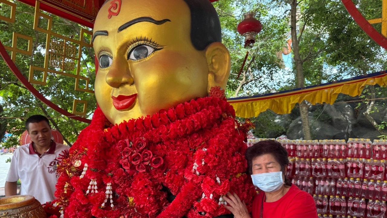 คอหวยแห่ขอโชค "กุมารทองเจ้าสัวเฮง" จับเลขเด็ดปิงปองมงคลลุ้นโชคงวดนี้