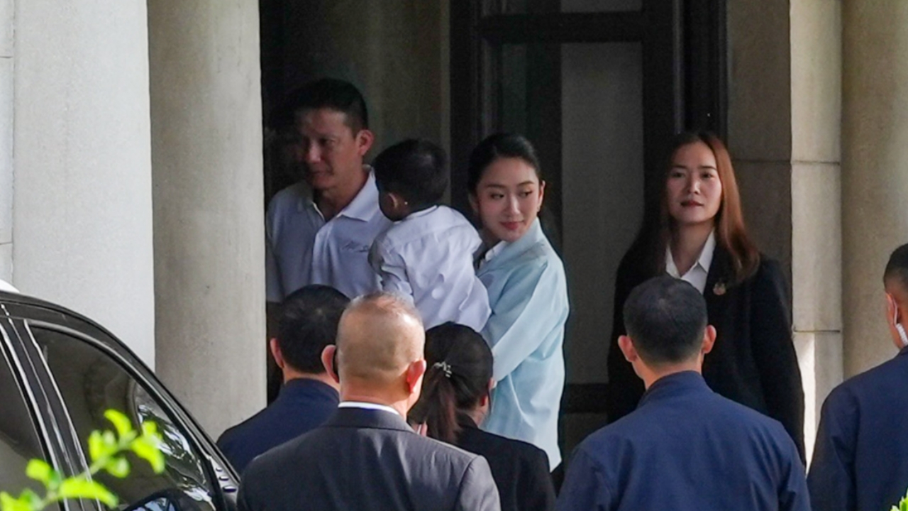 “แพทองธาร” พาสามี-ลูก เข้าทำเนียบฯ ถกชายแดน สั่งยึด ปชช. แม้เปลี่ยนผู้บริหาร มท.