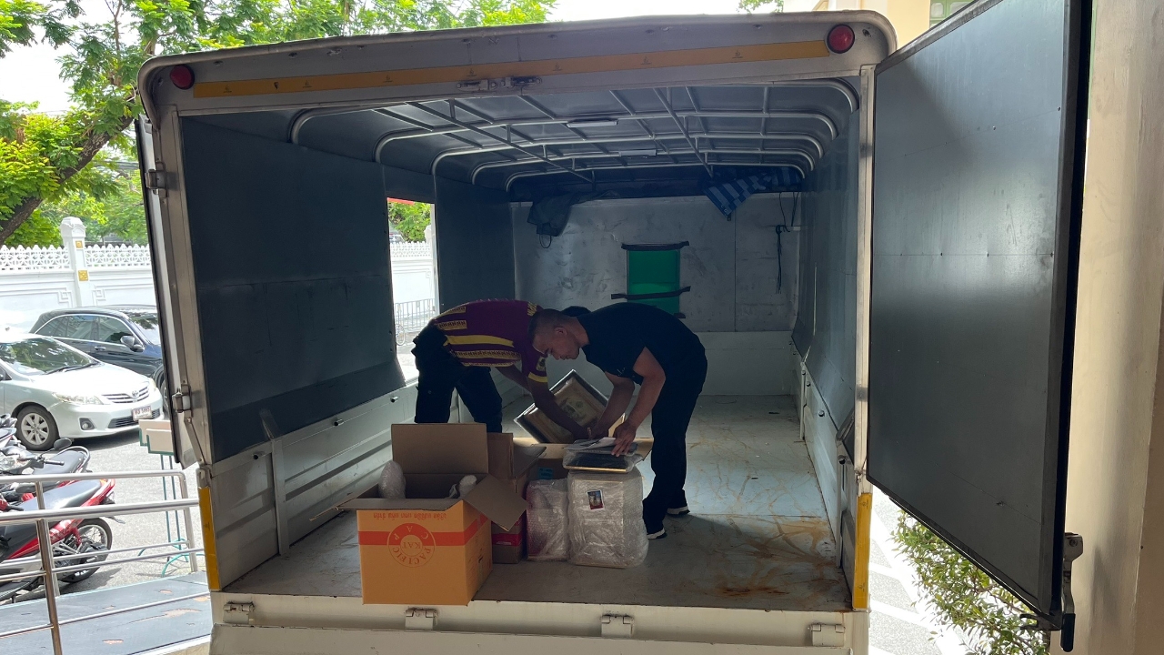 "อนุทิน" ส่งรถ 6 ล้อ ขนของเกลี้ยงทำเนียบ หลังถอนตัวออกจากพรรคร่วมรัฐบาล