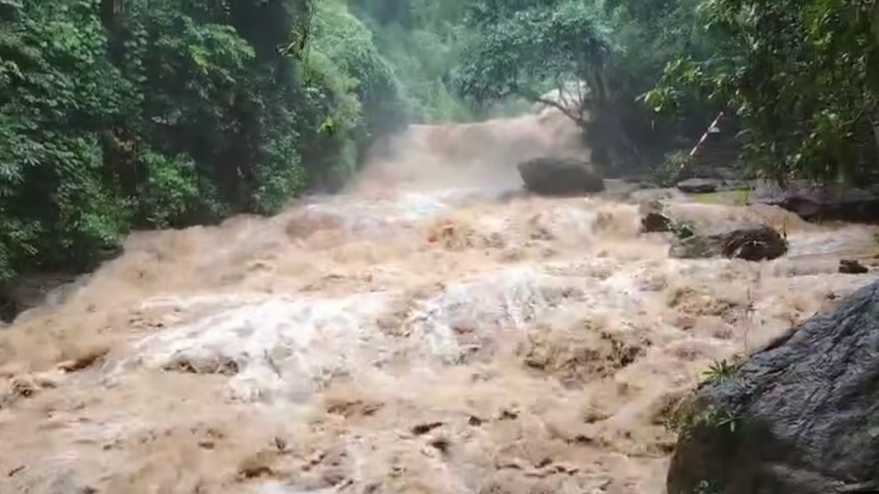 ฝนตก น้ำป่าหลาก อุทยานฯ ดอยสุเทพ-ปุย ประกาศปิดน้ำตก 4 แห่งชั่วคราว