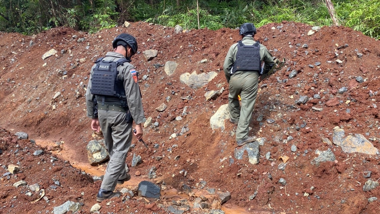 คนงานเหยียบกับระเบิดขาขาด หลังคนร้ายบุกเผารถในเหมืองแร่ นราธิวาส