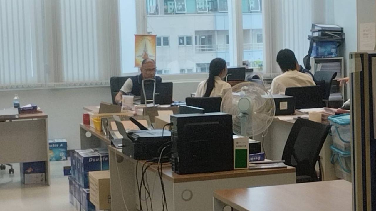 "จอนนี่มือปราบ" พร้อมภรรยา เข้าให้ปากคำกับตำรวจ ปปป. แจงที่มาเงินทุนทำรีสอร์ท