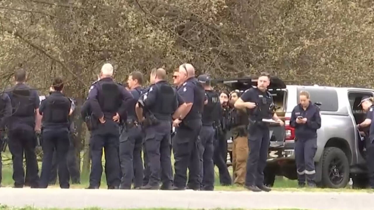 เร่งล่าตัวมือปืนยิงตำรวจดับ 2 ศพ ในเมืองกลางภูเขาออสเตรเลีย 