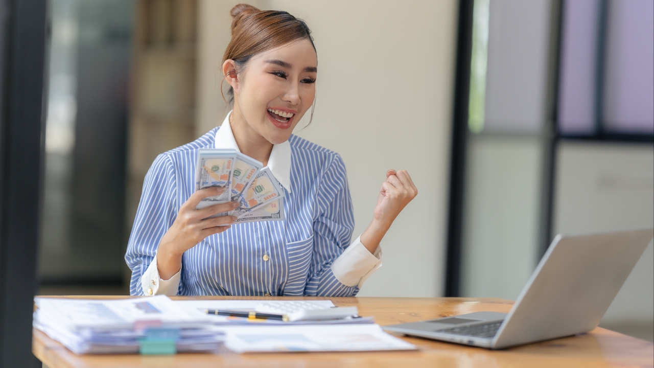 สีเสื้อมงคลวันหวยออก 1/9/68 หวยออกวันจันทร์ ใส่เสื้อสีอะไรนำโชค