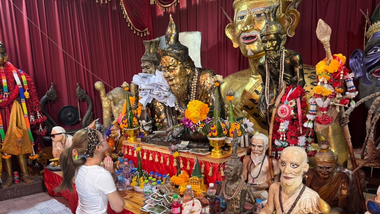 นางเอกลิเกดัง มาขอพรองค์ปู่ฤๅษีพรหมเมศ จุดธูป "เลขเด็ด" แบ่งแฟนคลับไปลุ้นโชค