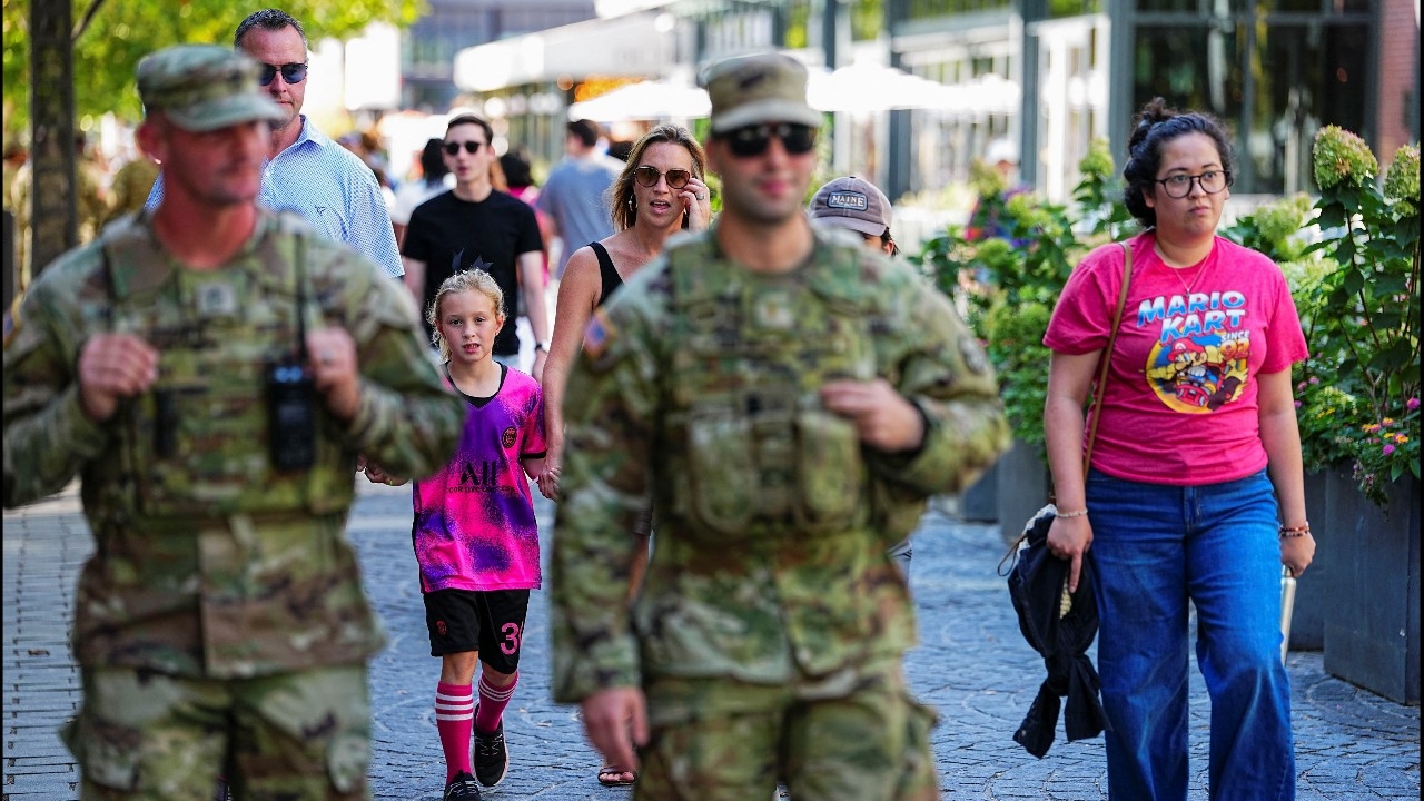 เจ้าหน้าที่กองกำลังพิทักษ์มาตุภูมิสหรัฐฯ ในกรุงวอชิงตันดีซี เริ่มพกอาวุธ