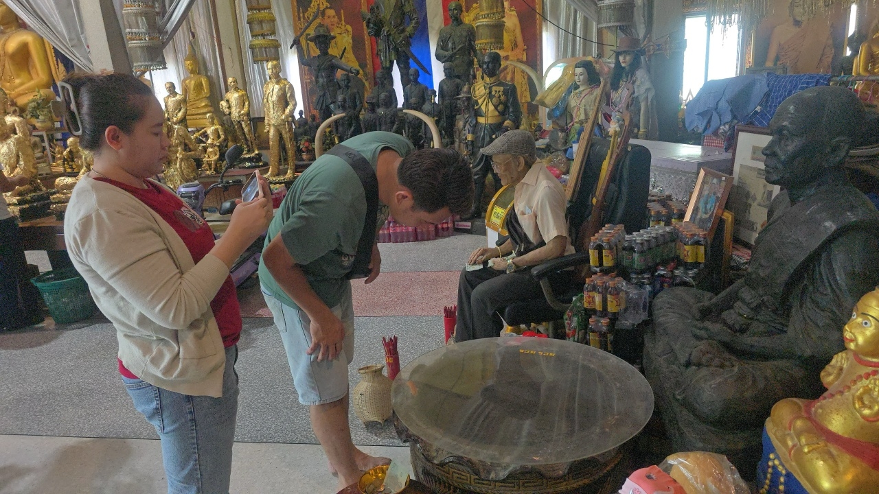 ส่อง "เลขเด็ด" อ่างน้ำมนต์ตาทองงิ้วราย สาวได้โชค 2 ครั้ง ติดใจขออีกงวด 