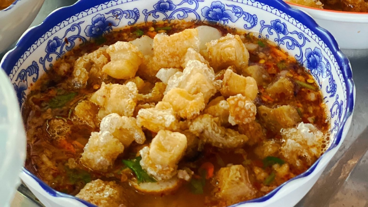 “ลานบริบูรณ์” ก๋วยเตี๋ยวโบราณสูตรคุณแม่ กากหมูพูนชาม ขายดีวันละ 400 ชาม