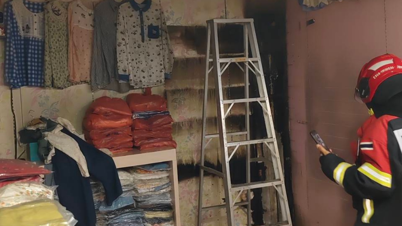 เกิดเหตุเพลิงไหม้ในร้านค้า ใกล้ห้างย่าน ถ.เพชรบุรี เบื้องต้นเพลิงสงบแล้ว