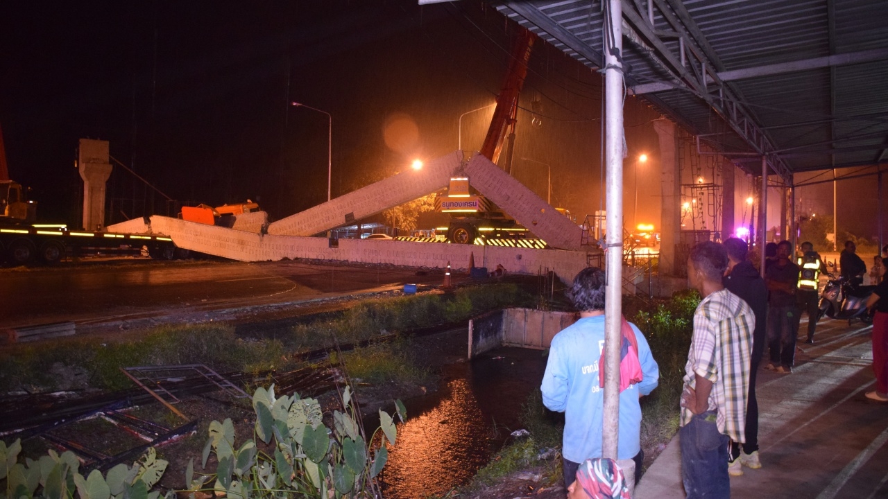 นาทีระทึก คานปูนสะพานลอย หนัก 116 ตัน ถล่มทับรถเครน คนงานวิ่งหนีรอดหวุดหวิด