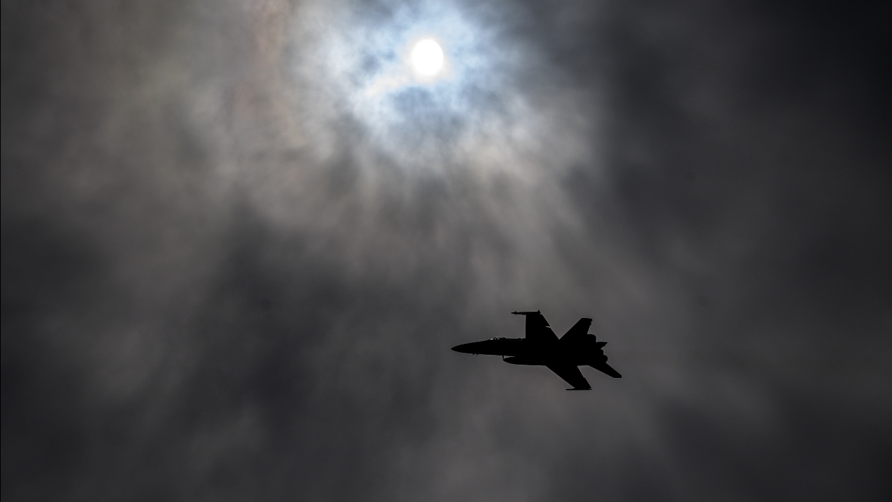  สุดระทึก  เครื่องบินขับไล่มาเลย์ระเบิดขณะนำเครื่องขึ้น นักบินดีดตัวรอดหวุดหวิด (คลิป)