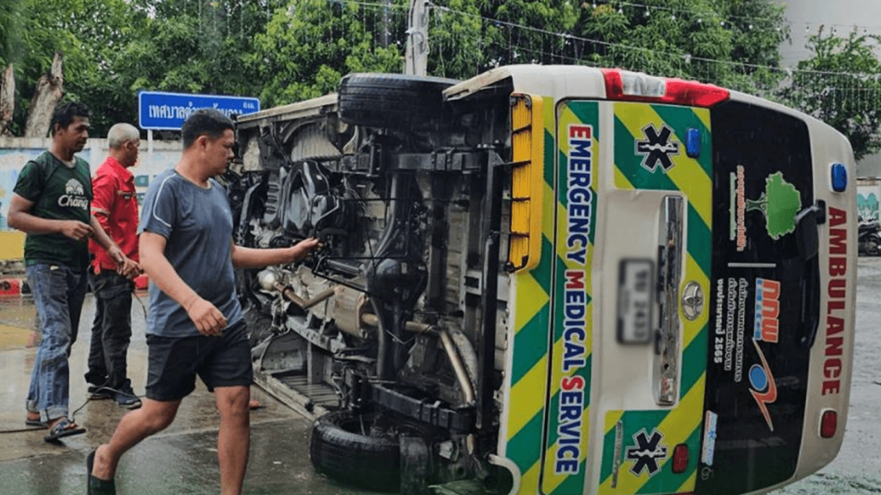มูลนิธิเสียใจ "รถกู้ภัยฝ่าไฟแดง" ชนเก๋งสลดกลางสี่แยก ตำรวจแจ้ง 4 ข้อหาคนขับ