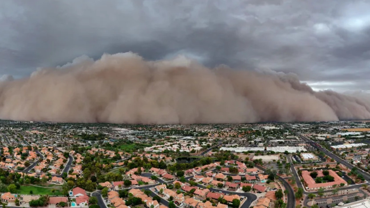 กำแพงพายุฝุ่นยักษ์ถล่มเมืองฟีนิกซ์ ประชาชนนับหมื่นไม่มีไฟฟ้าใช้