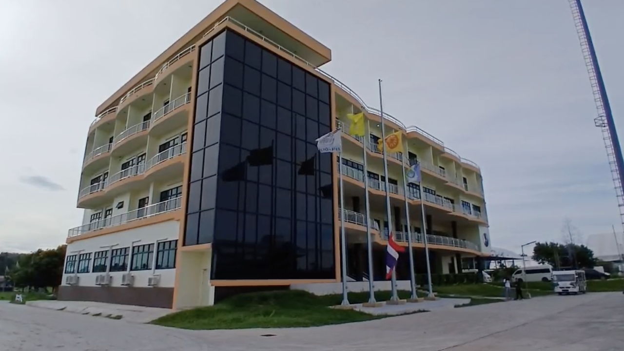 เจ้าหน้าที่ลุยตรวจค้นอาคาร รร.นาถะศาสตร์ หลังพบ "พระอลงกต" ใช้เป็นที่พักพิง