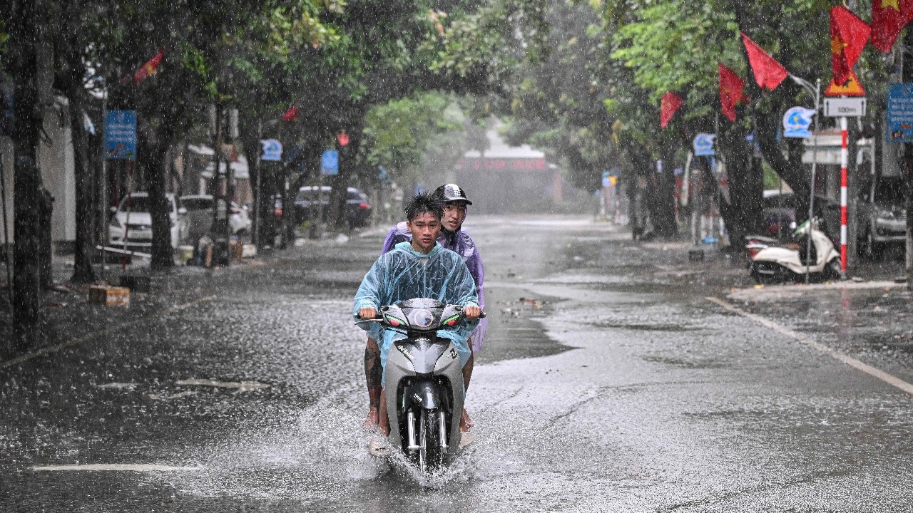 พายุไต้ฝุ่นคาจิกิถล่มเวียดนาม ดับแล้วอย่างน้อย 3 ราย น้ำท่วมหนักกลางกรุงฮานอย