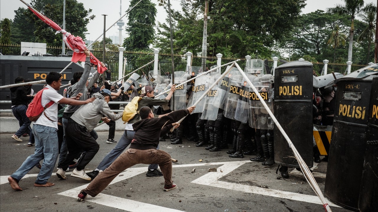 เดือด ม็อบอินโดฯ ประท้วงต้านบรรดา สส.รับเบี้ยเลี้ยงบ้านพักหรู เดือนละเกือบแสนบาท