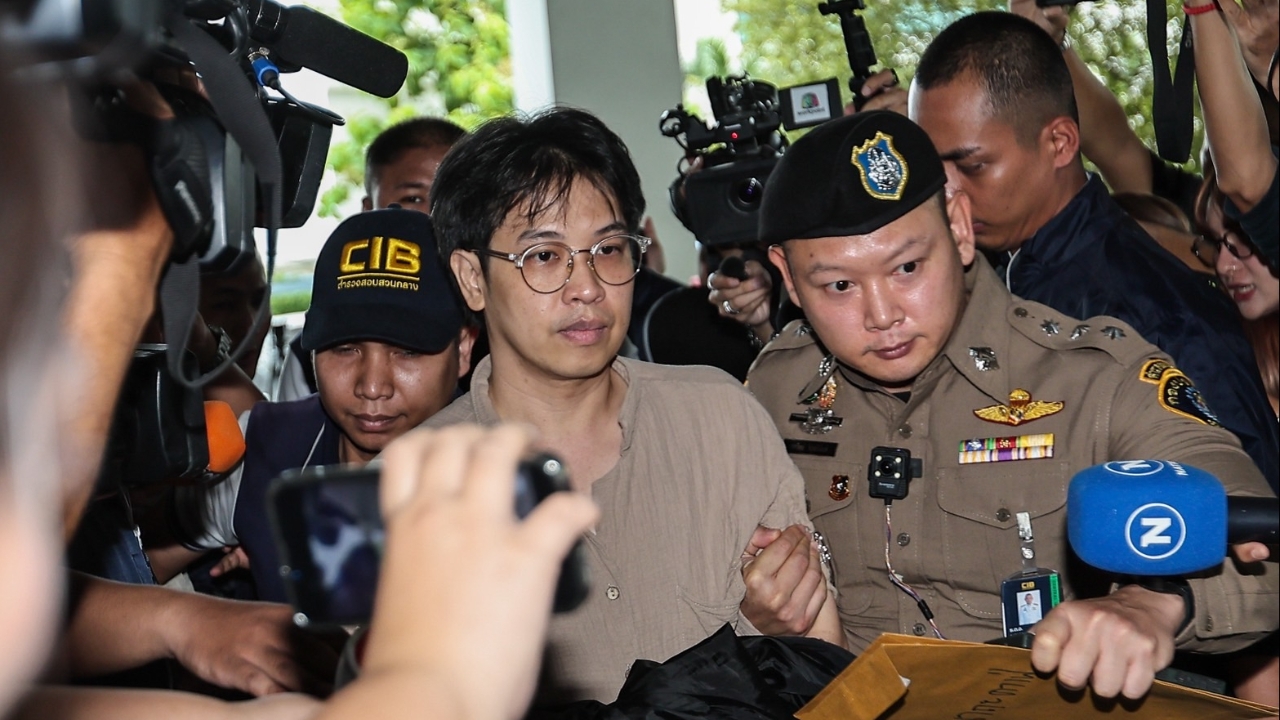 คุมตัว "หมอบี" เข้ากองปราบฯ พบมีสีหน้าเคร่งเครียด ปิดวาจา งดตอบคำถามสื่อ