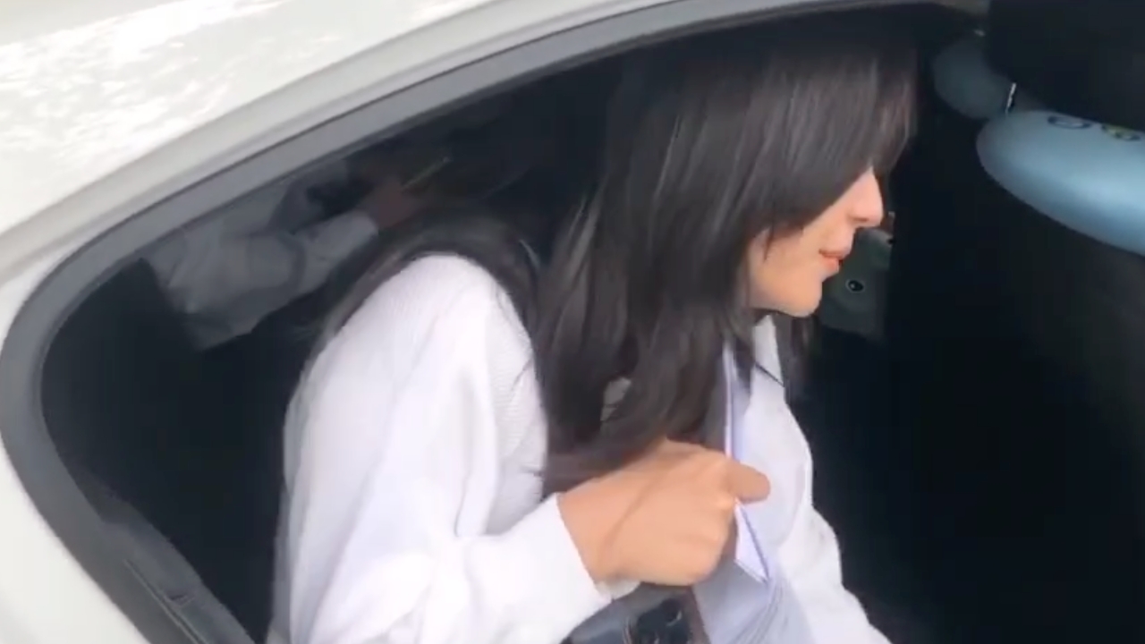 "มารี-หนุ่มคนสนิท" หนีสื่อขึ้นรถหลังพิจารณาคดีเสร็จ ล่าสุดรอผลคำพิพากษาจากศาล