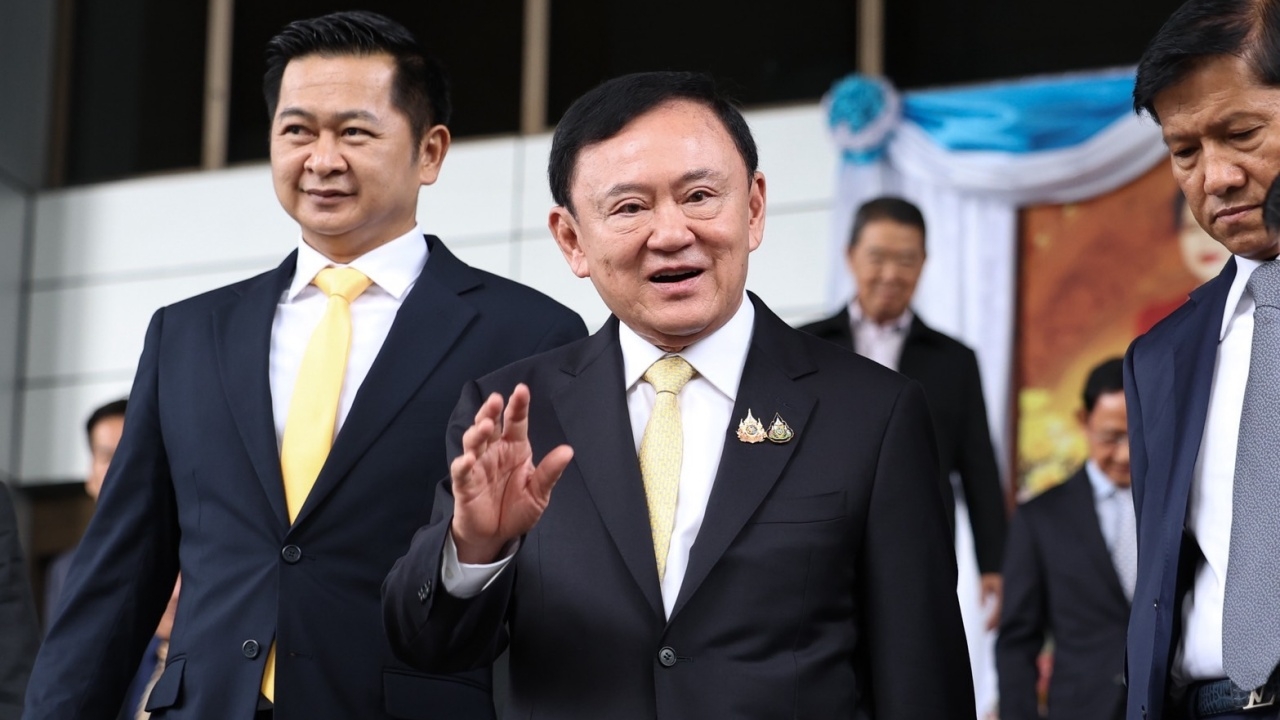 "ทักษิณ" ยิ้มแย้ม เดินลงจากศาล หลังมีคำพิพากษายกฟ้องคดี ม.112