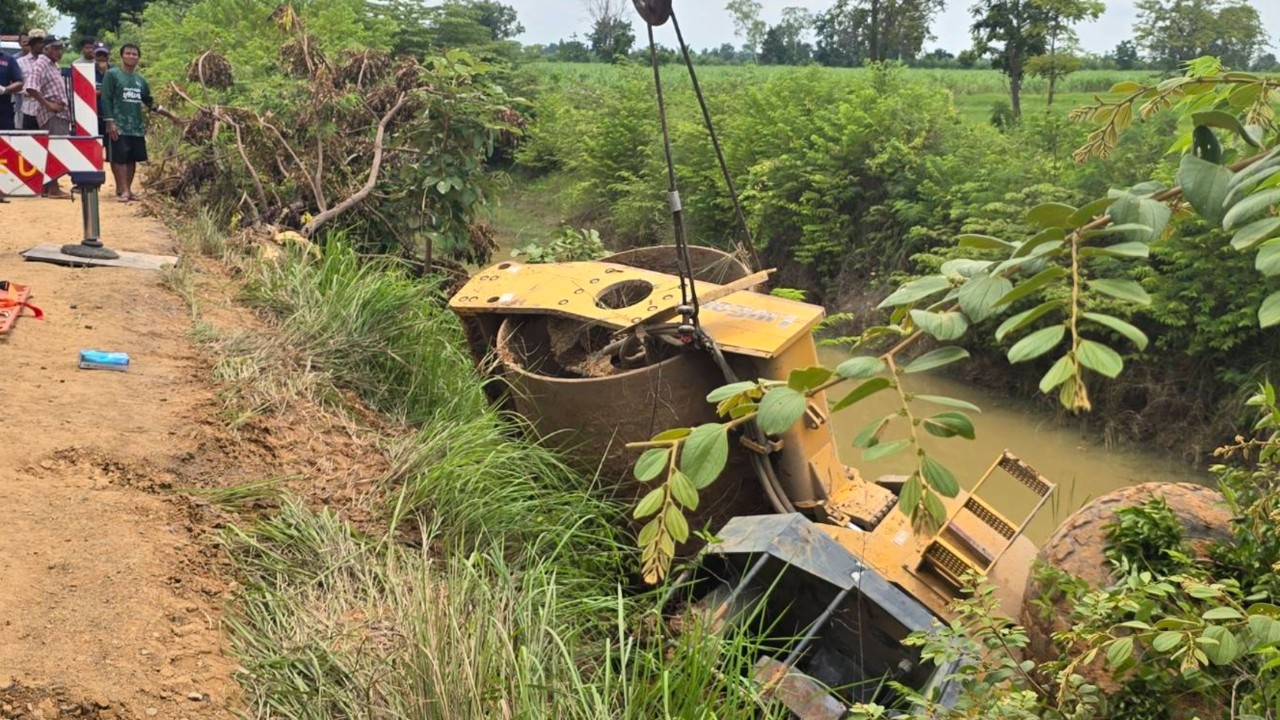 สลด ชายวัย 61 ขับรถบดถนนพลาดร่วงตกคลองโดนทับดับ เพื่อนนั่งมาด้วยหนีทัน