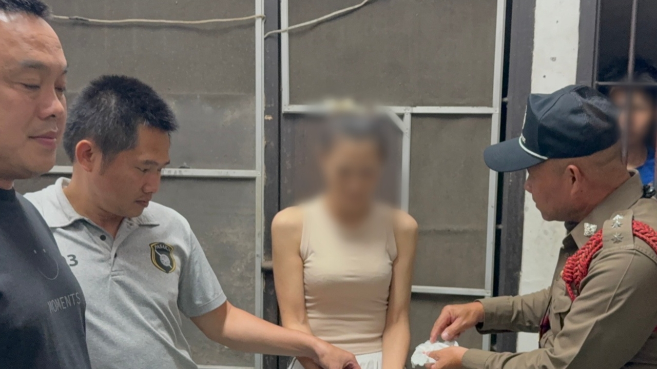 สาวห่วงแฟนหนุ่มลงแดง ซุกยาบ้า-ไอซ์ มาเยี่ยม โดนตำรวจล็อกตัวหน้าห้องขัง