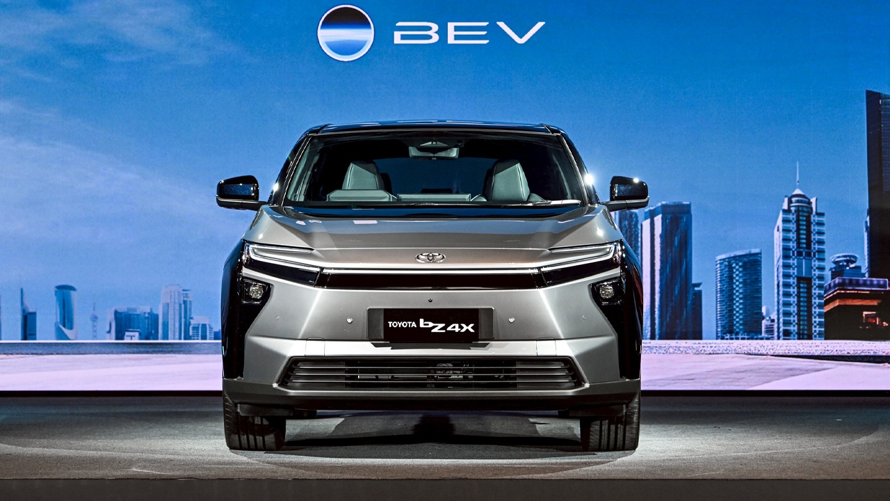 TOYOTA เปิดราคารถยนต์ไฟฟ้า bZ4X 2025 เริ่มต้น 1.5 ล้าน ชูจุดเด่นวิ่งไกล 600 กม.