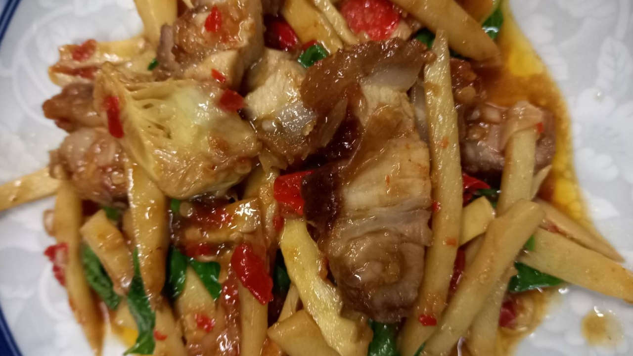 “เจ๊ต๋อยกระเพราริมคลอง” เปลี่ยนความว่างเป็นรายได้จากครัวหลังบ้าน สู่กะเพราเจ้าเด็ดย่านพระโขนง