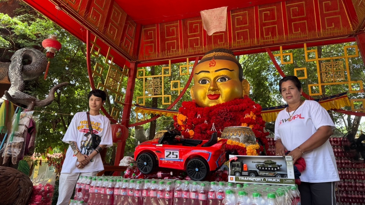 สาวเดินทางจากมาเลเซีย มาแก้บน "กุมารทองเจ้าสัวเฮง" ไม่ลืมส่องเลขเด็ดอ่างน้ำมนต์