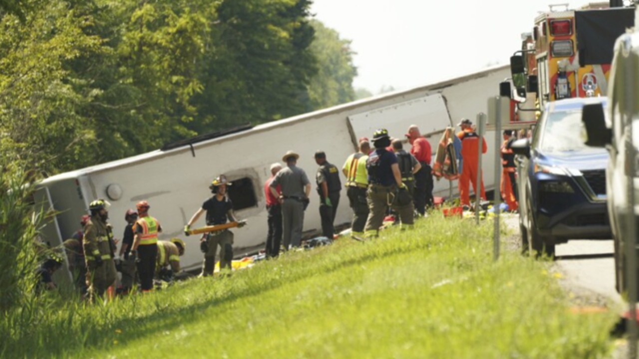 รถบัสนทท.พลิกคว่ำที่นิวยอร์ก ดับ 5 ศพ เจ็บหลายสิบ