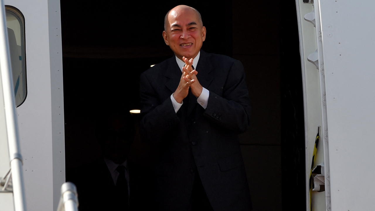 กษัตริย์สีหมุนีเสด็จฯ จีนตรวจพระพลานามัย โปรดเกล้าฯ แต่งตั้งฮุนเซน รักษาการประมุขแห่งรัฐแทนพระองค์