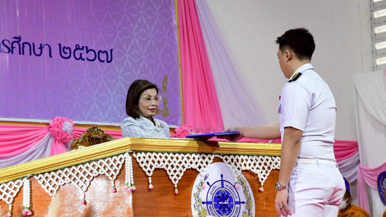 มนพร มอบประกาศนียบัตรนักเรียนเดินเรือพาณิชย์ ยกระดับอุตสาหกรรมทางทะเล