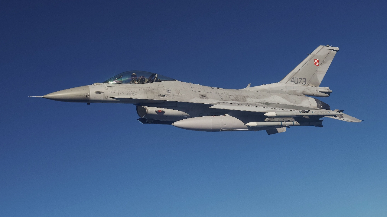 เครื่องบินเอฟ-16 กองทัพโปแลนด์ตกขณะซ้อมแอร์โชว์ นักบินดีดตัวไม่ทันดับสลด (คลิป)