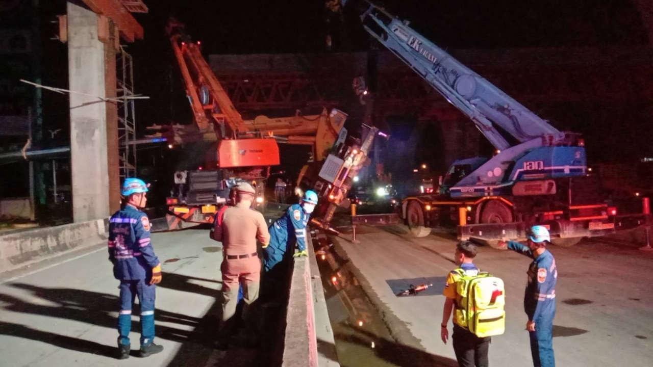 ถนนพระราม 2 ระทึกอีก รถเครนเสียหลักพลิกคว่ำ บูมและท่อนเหล็กหล่นฟาดรถที่ขับผ่าน