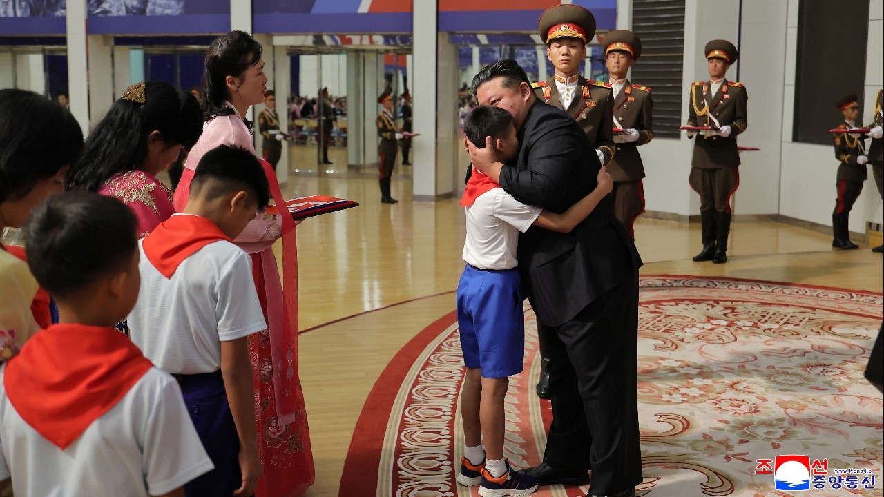 คิม จอง อึน ให้คำมั่นครอบครัวทหารเกาหลีเหนือที่เสียชีวิตในรัสเซียจะมี "ชีวิตที่สวยงาม"