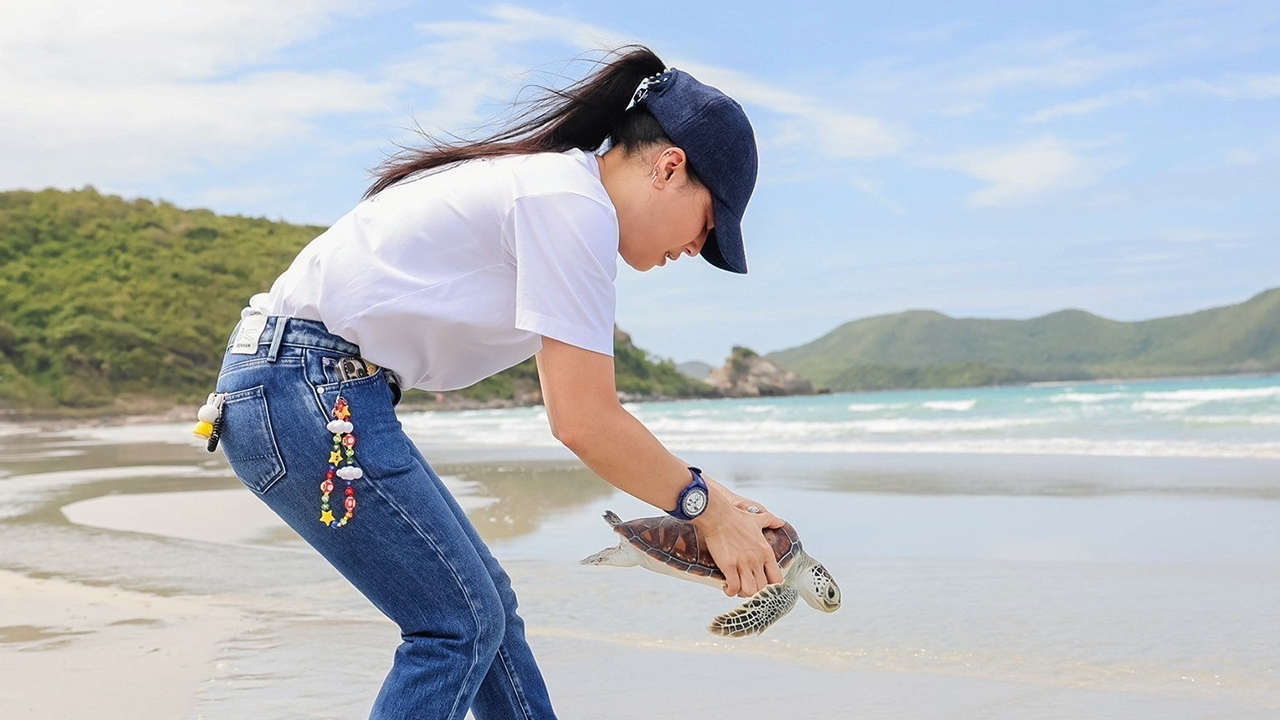 สมเด็จเจ้าฟ้าสิริวัณณวรีฯ ทรงสร้างจิตสำนึกอนุรักษ์ นำทีม SIRIVANNAVARI เก็บขยะและปล่อยเต่าทะเล