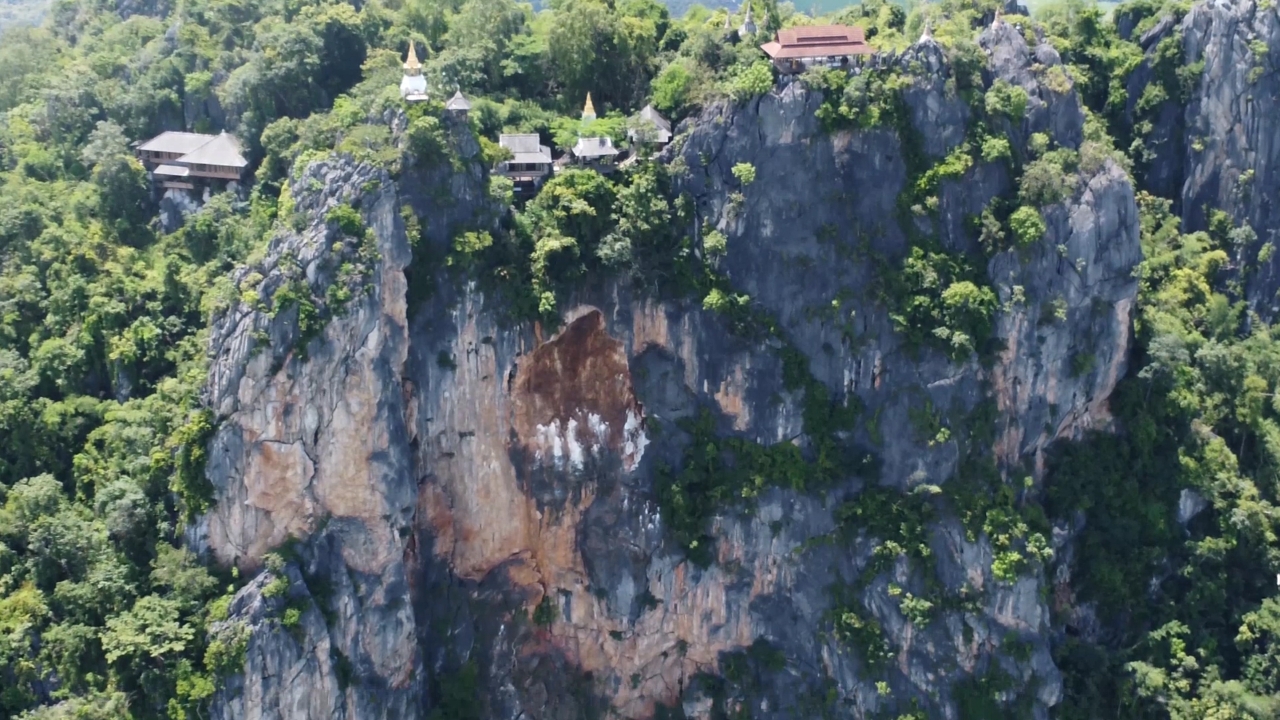 ฝนตกหนัก "วัดเจดีย์ลอยฟ้า" จ.ลำปาง หน้าผาสไลด์ เจ้าหน้าที่เร่งตรวจสอบ