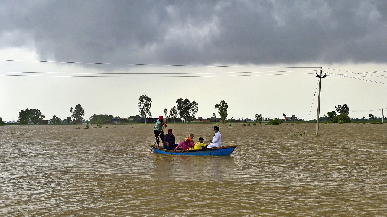 อินเดียเผชิญมรสุม ปริมาณฝนสูงสุดในรอบกว่า 20 ปี น้ำท่วม-ดินถล่มหลายพื้นที่