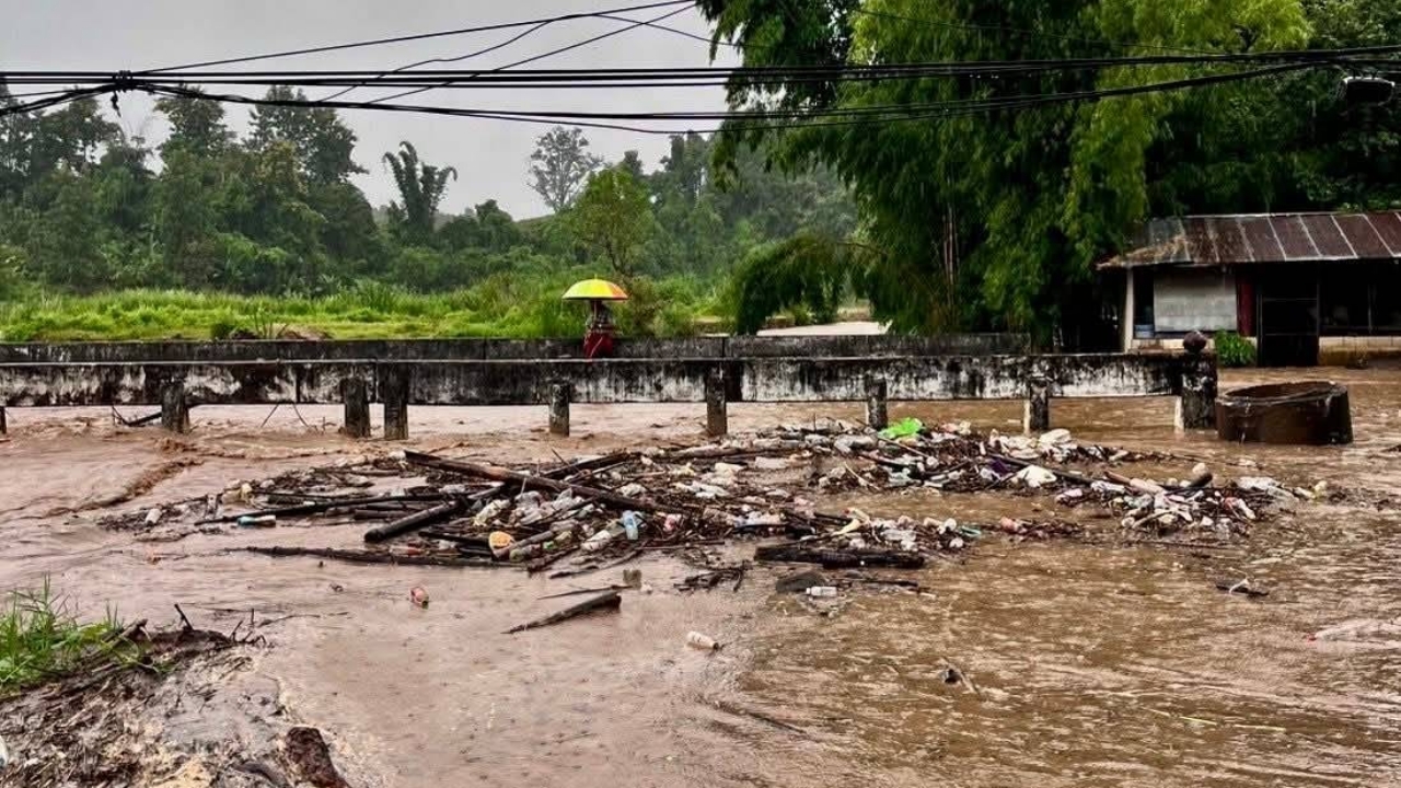 ท่าสองยางอ่วม ฝนถล่มหนัก น้ำป่าไหลหลากทะลักท่วมชุมชน เตือนเสี่ยงดินโคลนถล่ม