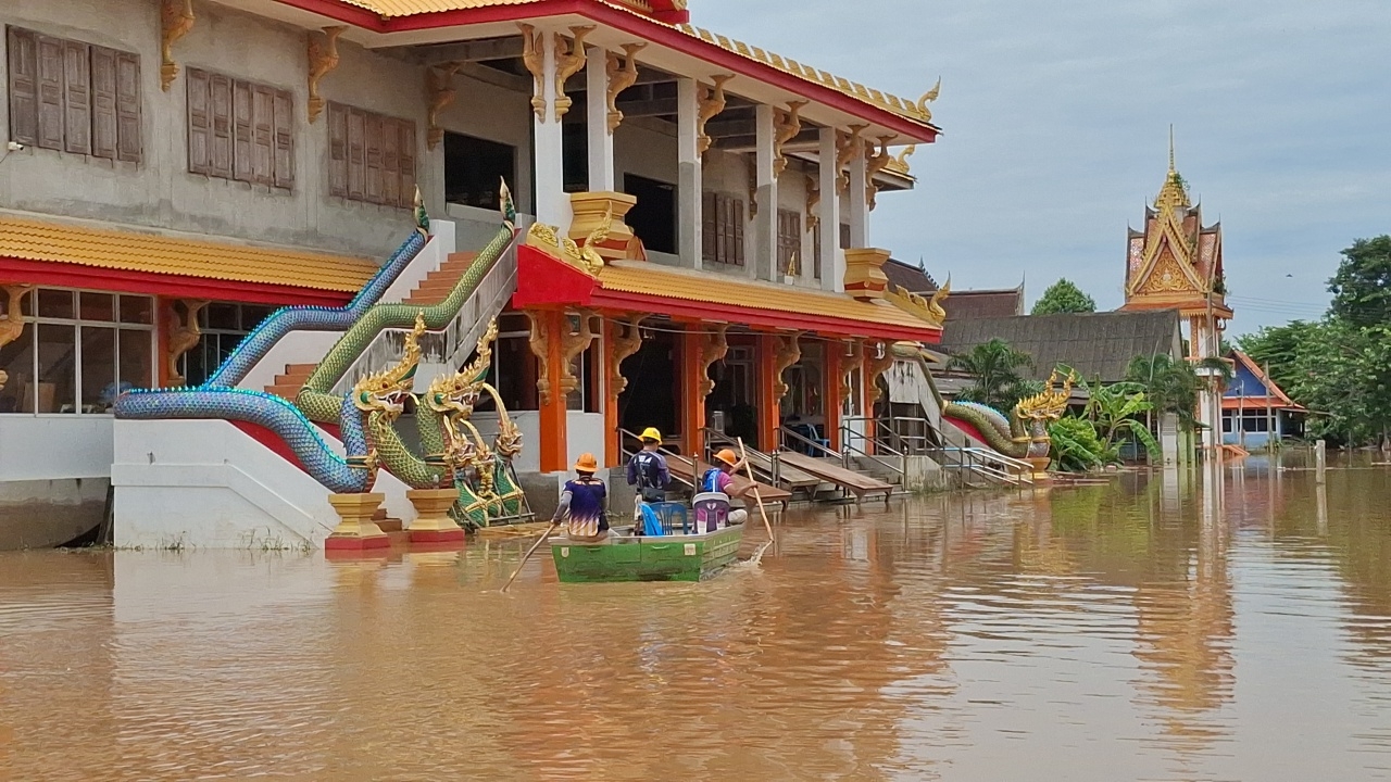 น้ำท่วมสุโขทัย ยังคงขยายวงกว้าง บริเวณหน้า "วัดปากแคว" น้ำยมทะลักท่วมอีกรอบ