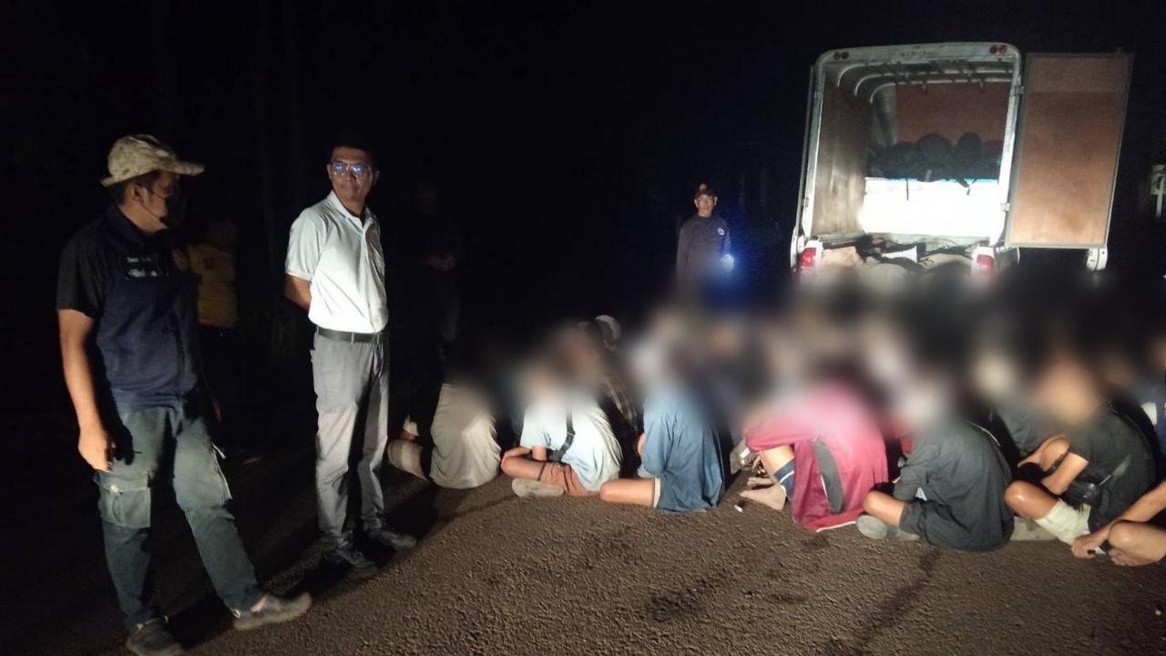 สกัดจับกระบะตู้ทึบ ขนแรงงานต่างด้าว อึ้งพบชาวเมียนมา 52 ชีวิต อัดอยู่เต็มคันรถ