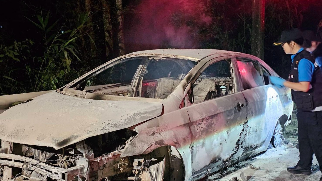 จับแล้ว 2 คนร้าย ฆ่านักธุรกิจ เผาอำพรางคาเก๋ง ผิดแผน-บาดเจ็บ เลยต้องจุดไฟเผา