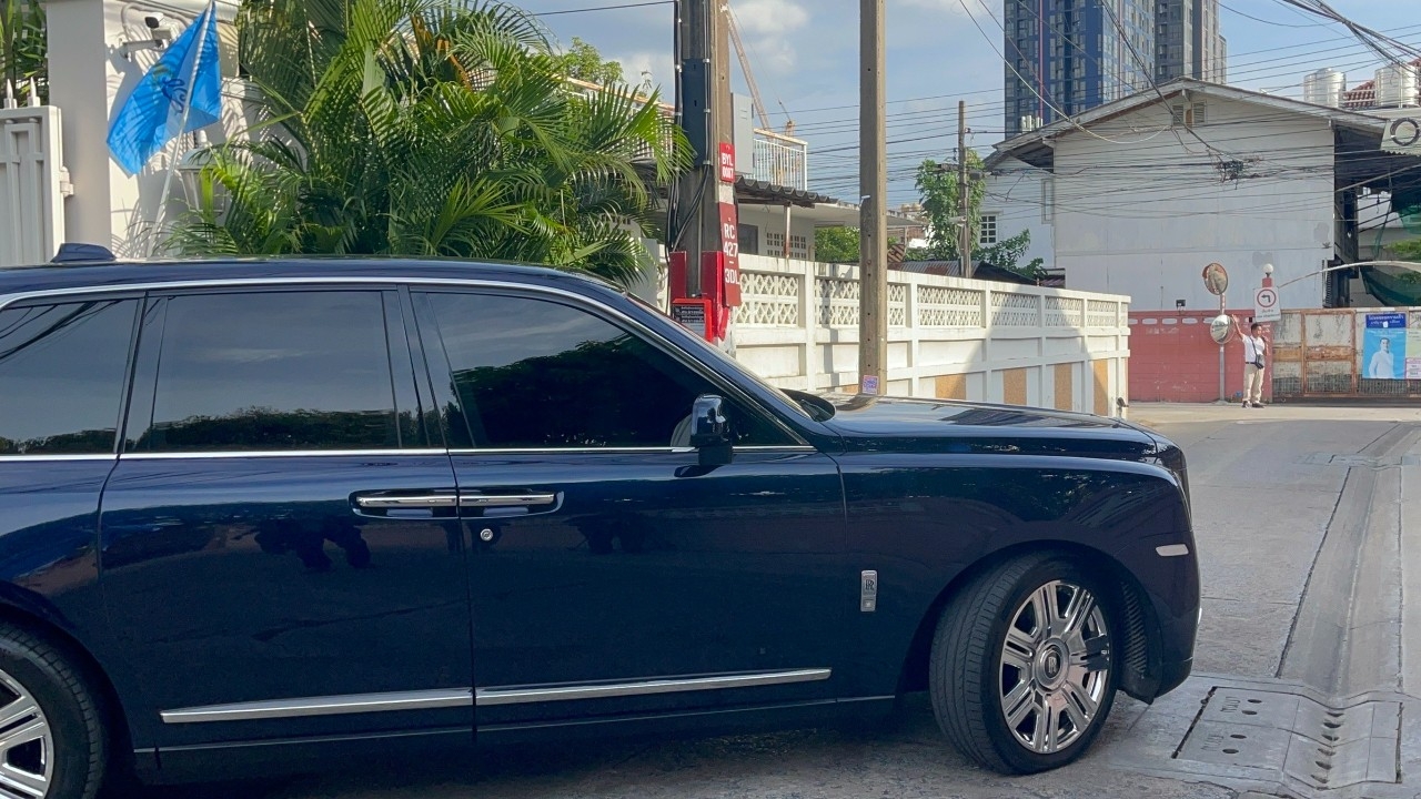 รถโรลส์รอยซ์ “ทักษิณ” ออกจากบ้านจันทร์ส่องหล้า หลัง “แพทองธาร” ลูกสาวพ้นนายกฯ