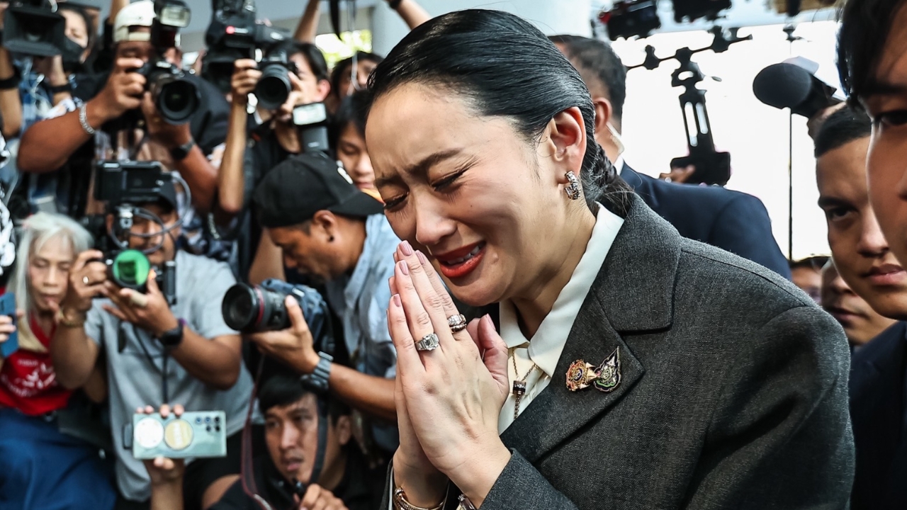 “อิ๊งค์” ไหว้ขอบคุณมวลชนให้กำลังใจ - “ทักษิณ” เครียดไม่ตอบคำถามสื่อ