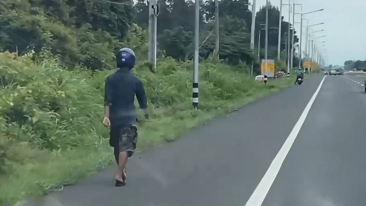 ดับฝัน 2 วัยรุ่นสร้างตัว รถ จยย. น้ำมันหมดก่อนได้ส่งยาบ้า ถูก ตร.ตามรวบกลางถนน