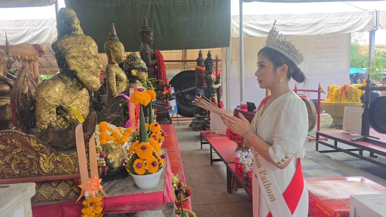 คอหวยส่องเลขเด็ด สาวงามมาขอพร “พระเงินพระทอง” ลุ้นโชคใหญ่งวด 1/9/68