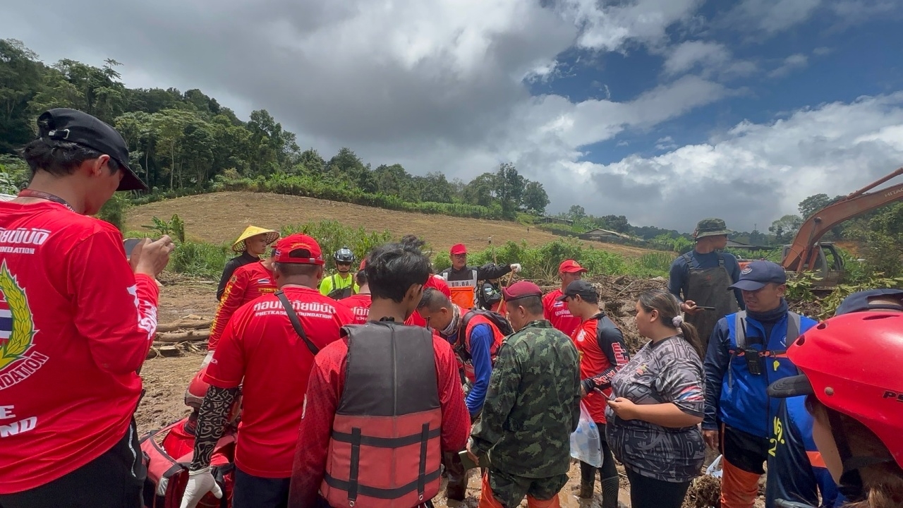 K9 ช่วยค้นหา ก่อนพบร่างผู้เสียชีวิตอีก 1 ราย เหตุดินโคลนถล่มบ้านปางอุ๋ง